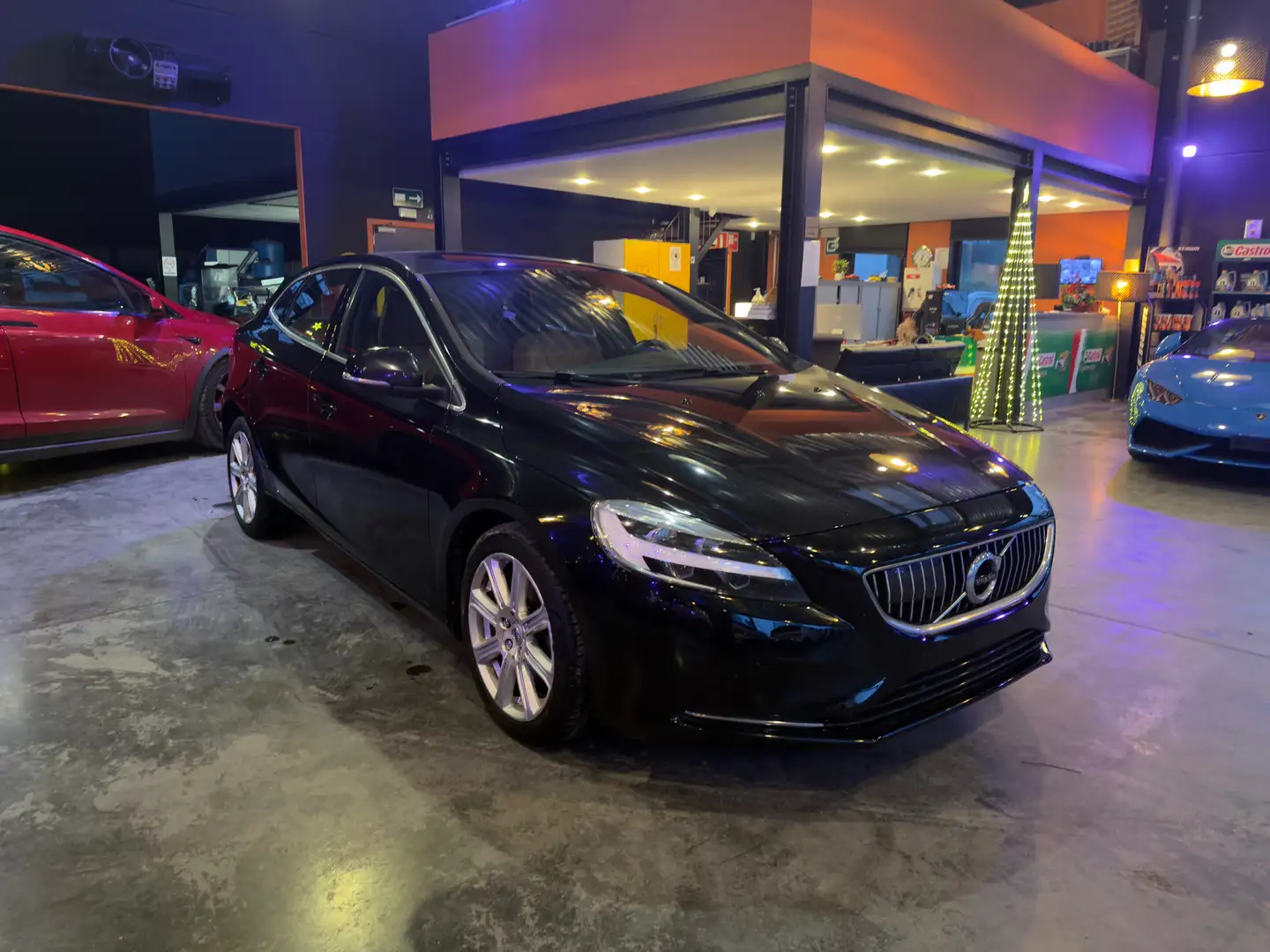 Volvo V40 V40 2.0 D2 Inscription/12 MOIS DE GARANTIE Schwarz - 1