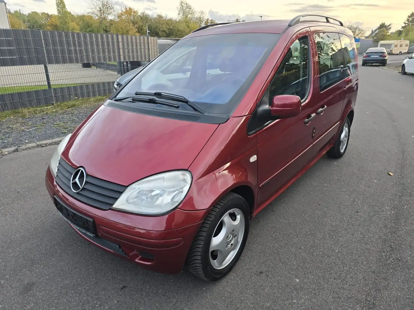 Mercedes-Benz Vaneo Compact Van 1.9,HU+AU bis 03.27 Rot - 1