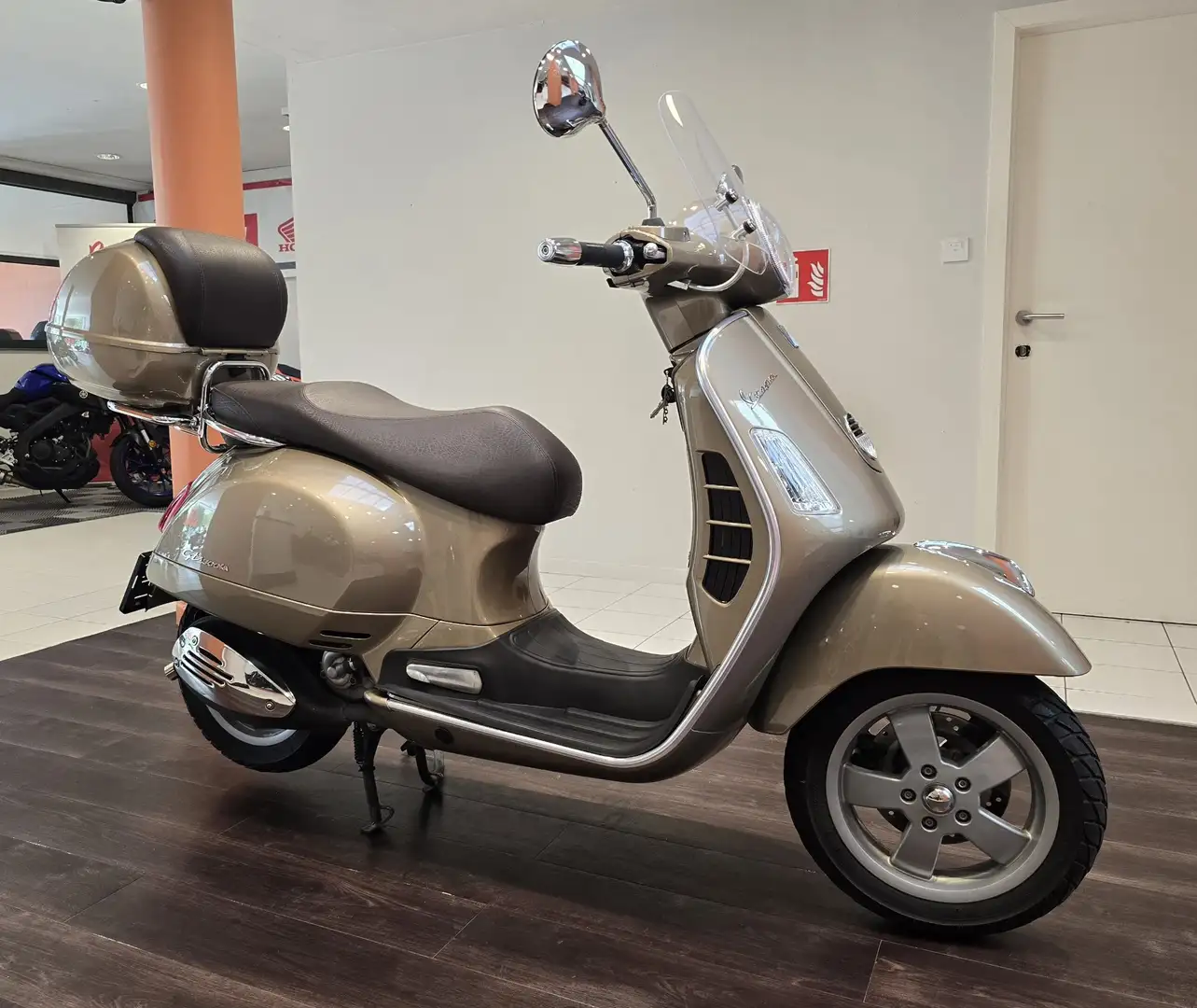 Vespa GTS Super 300 Maro - 2