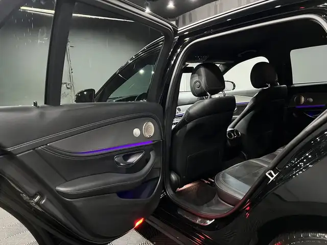 Mercedes-Benz 300 view 10