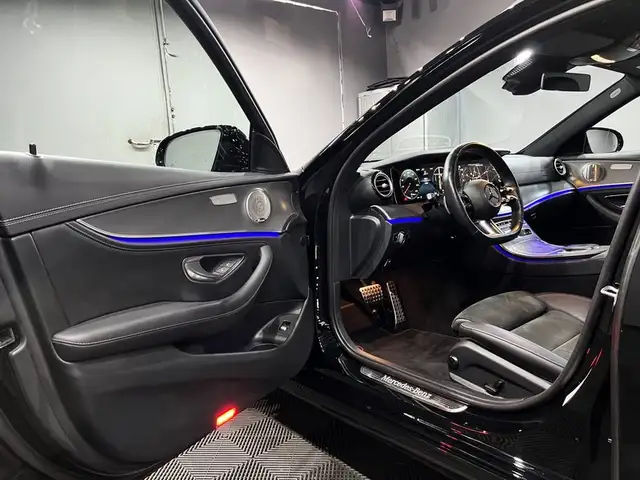 Mercedes-Benz 300 view 9