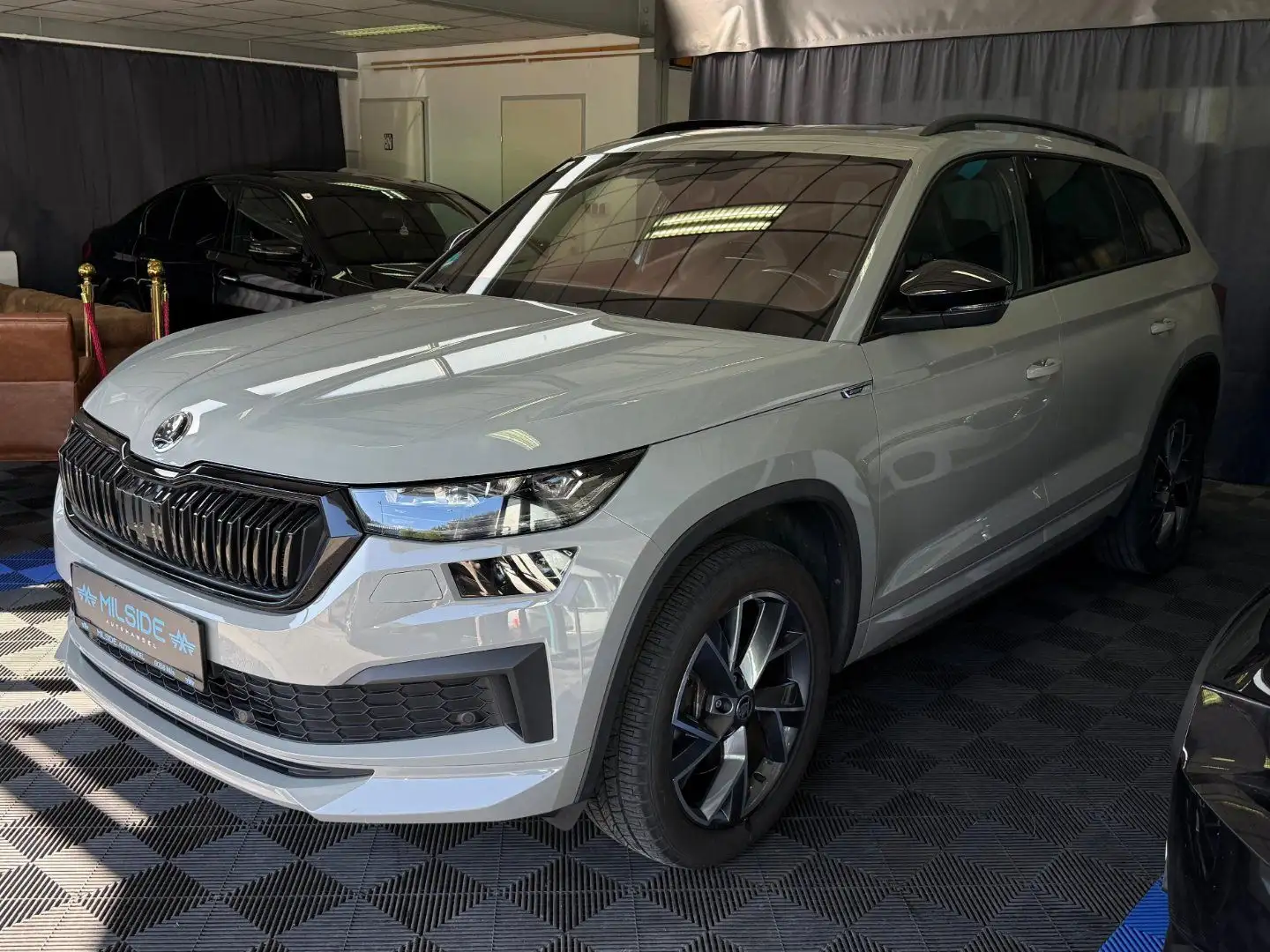 Skoda Kodiaq Sportline 4x4,PANO,AHK,AMBIENTE,ACC,ASSISTENTEN Grau - 2