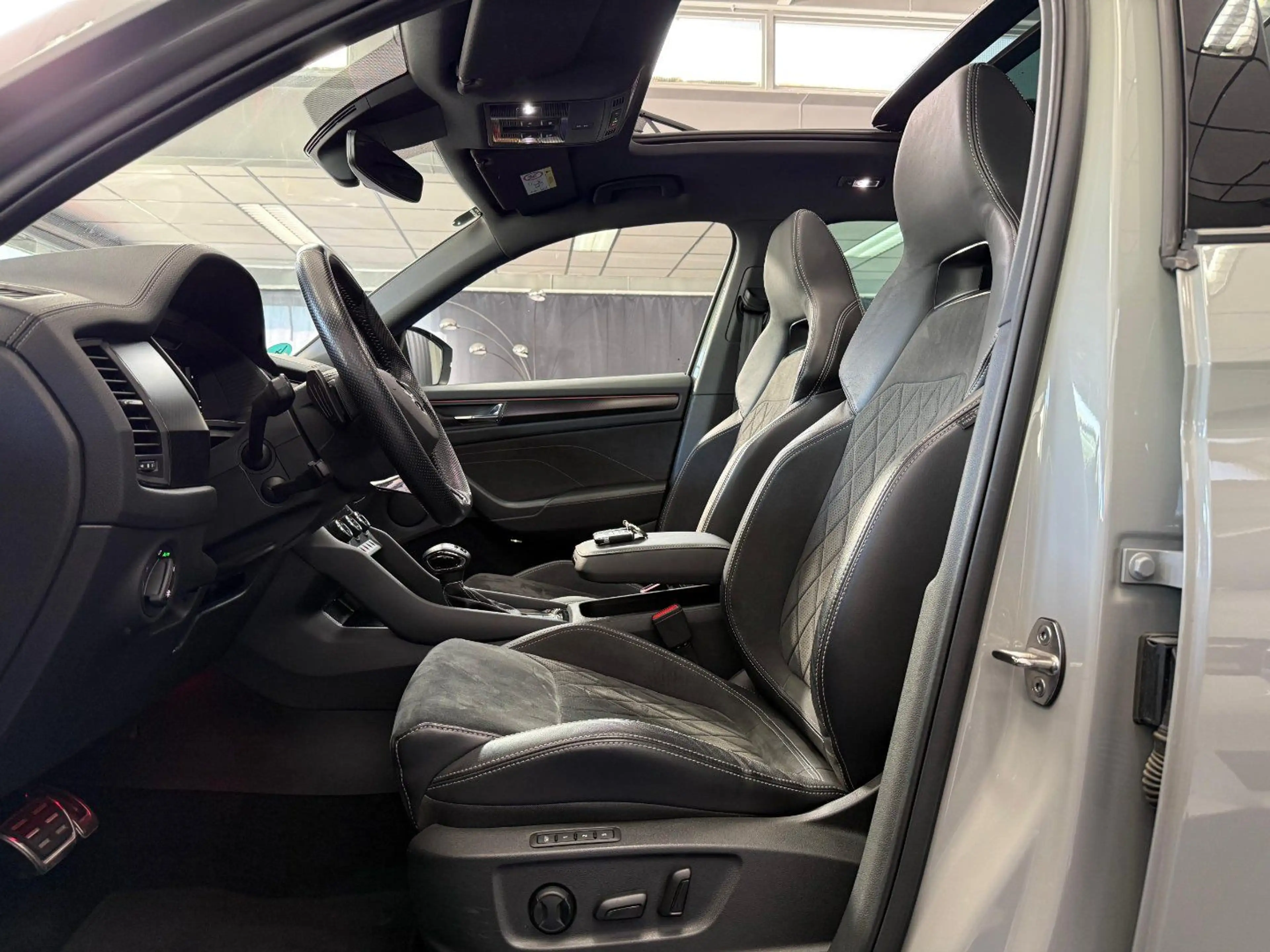 Skoda Kodiaq Sportline 4x4,PANO,AHK,AMBIENTE,ACC,ASSISTENTEN — photo 10