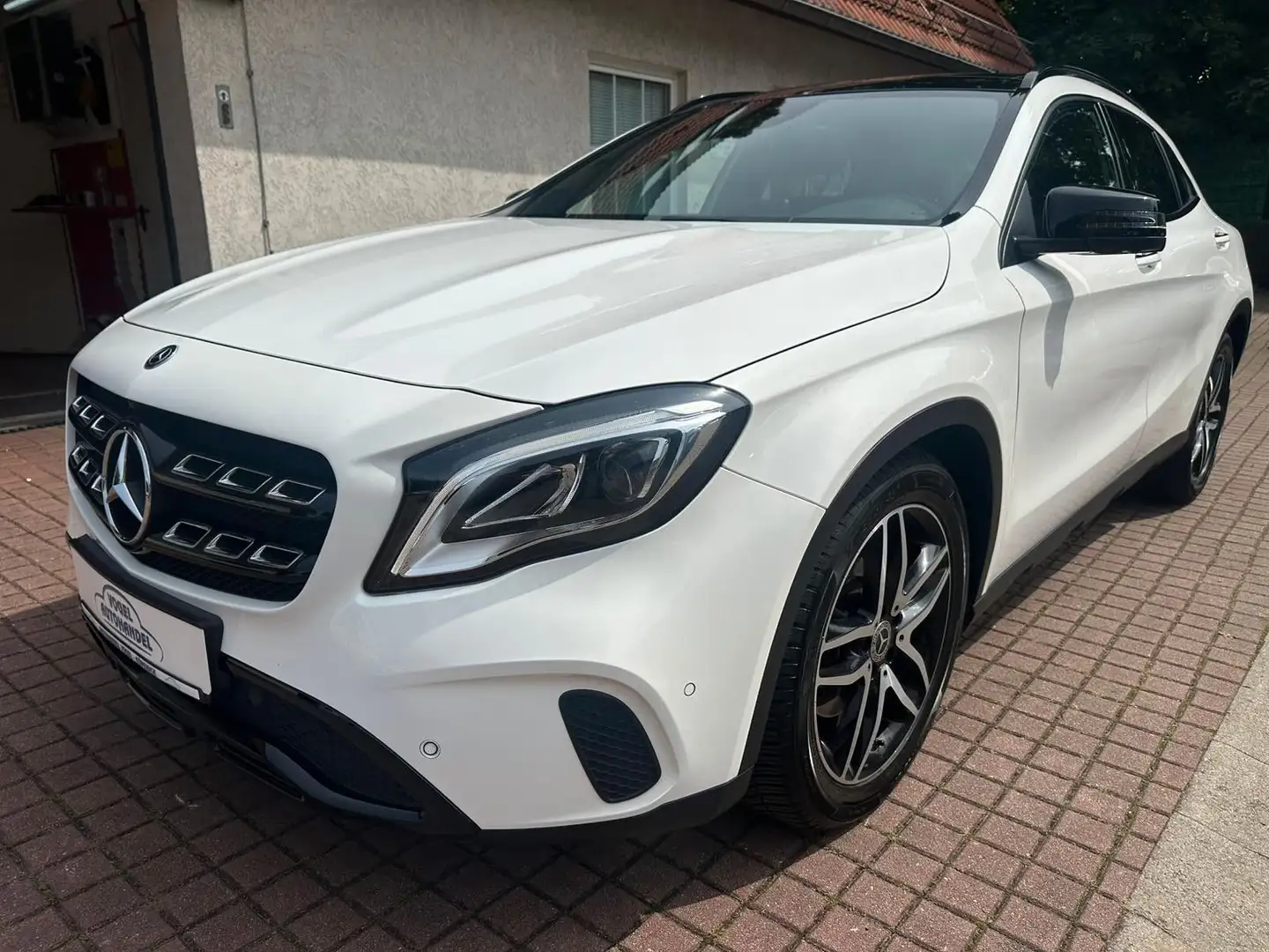 Mercedes-Benz GLA 250 *PANO*STANDHZG*TEMPOM.*LEDER*LED* Blanco - 1