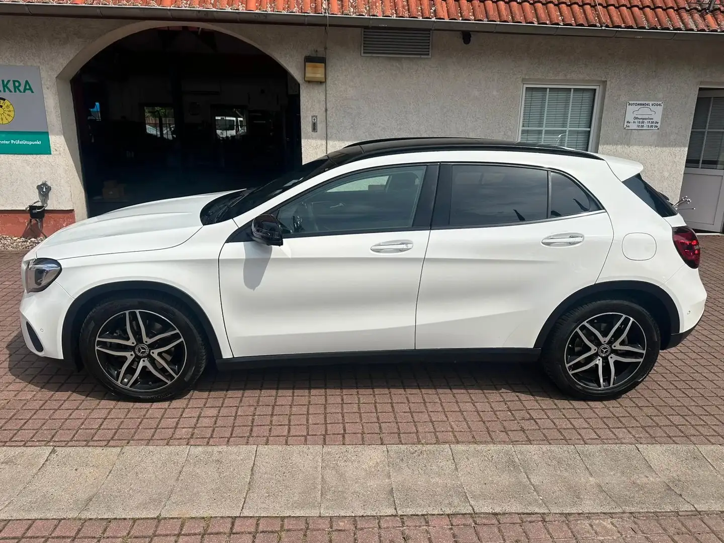 Mercedes-Benz GLA 250 *PANO*STANDHZG*TEMPOM.*LEDER*LED* Blanco - 2