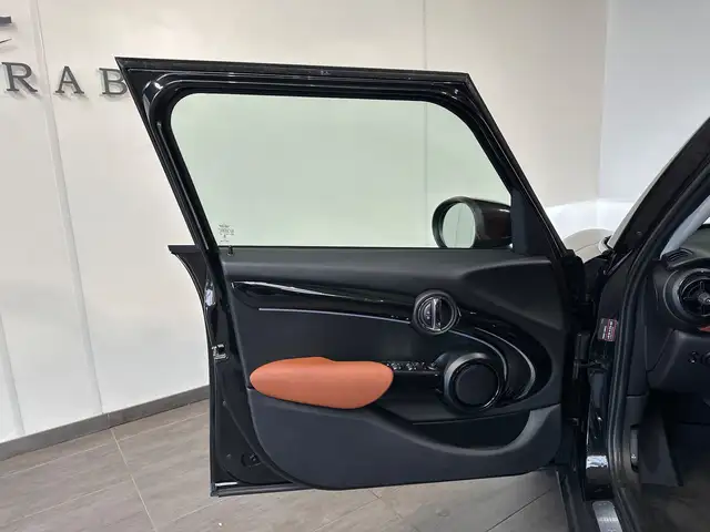 Mini Hatch view 6