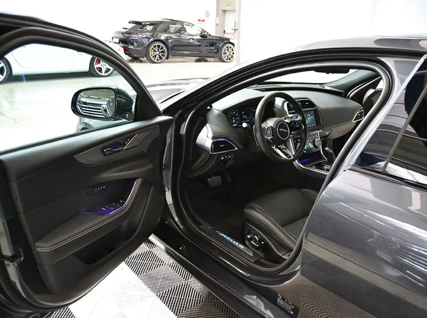 Jaguar XE 2.0 D 180 CV AWD aut. R-Dynamic HSE Km 27.000 Grigio - 2