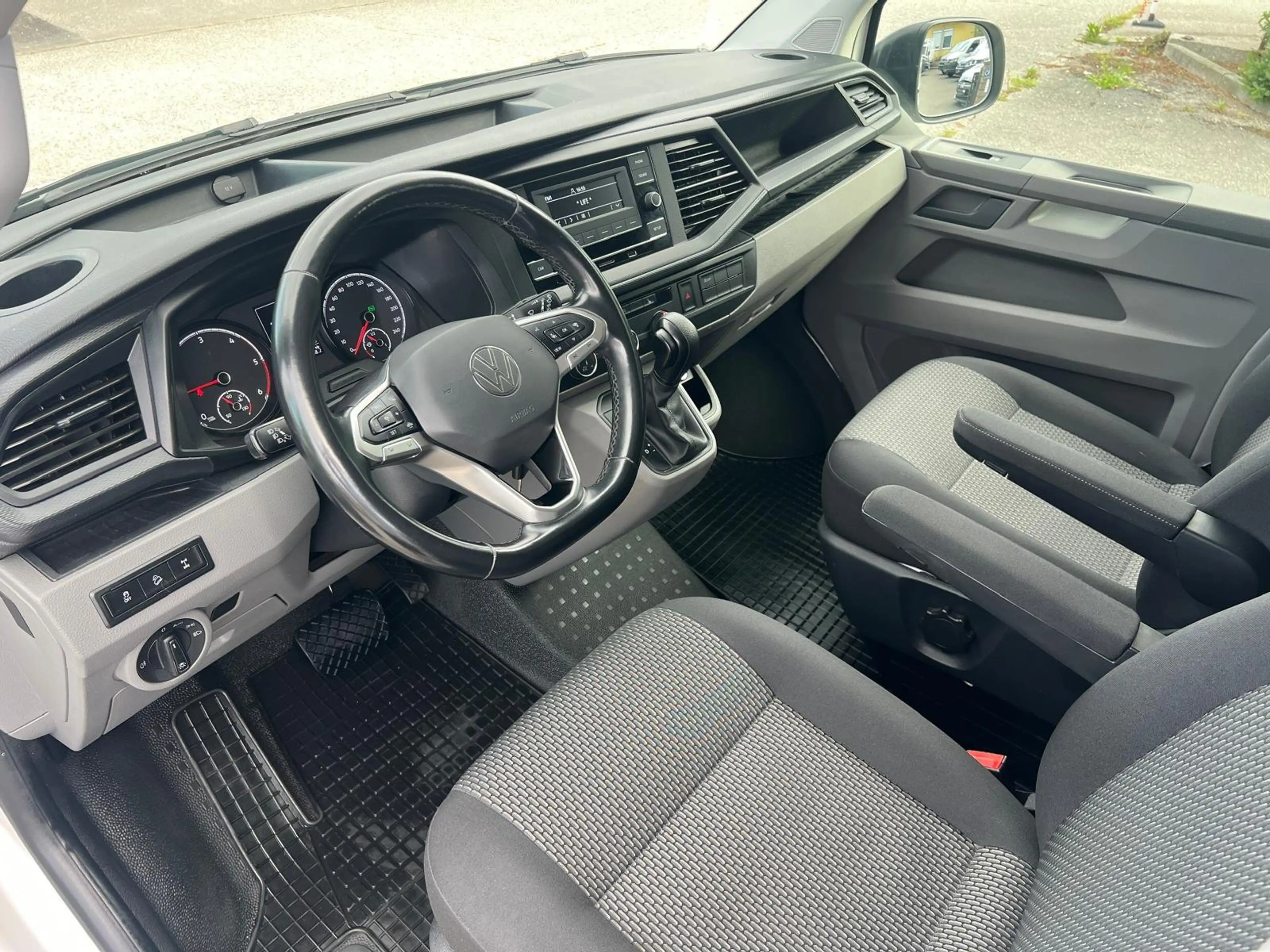 Volkswagen T6.1 Transporter 4MOTION DSG LR *ACC*LED*AHK* — photo 13