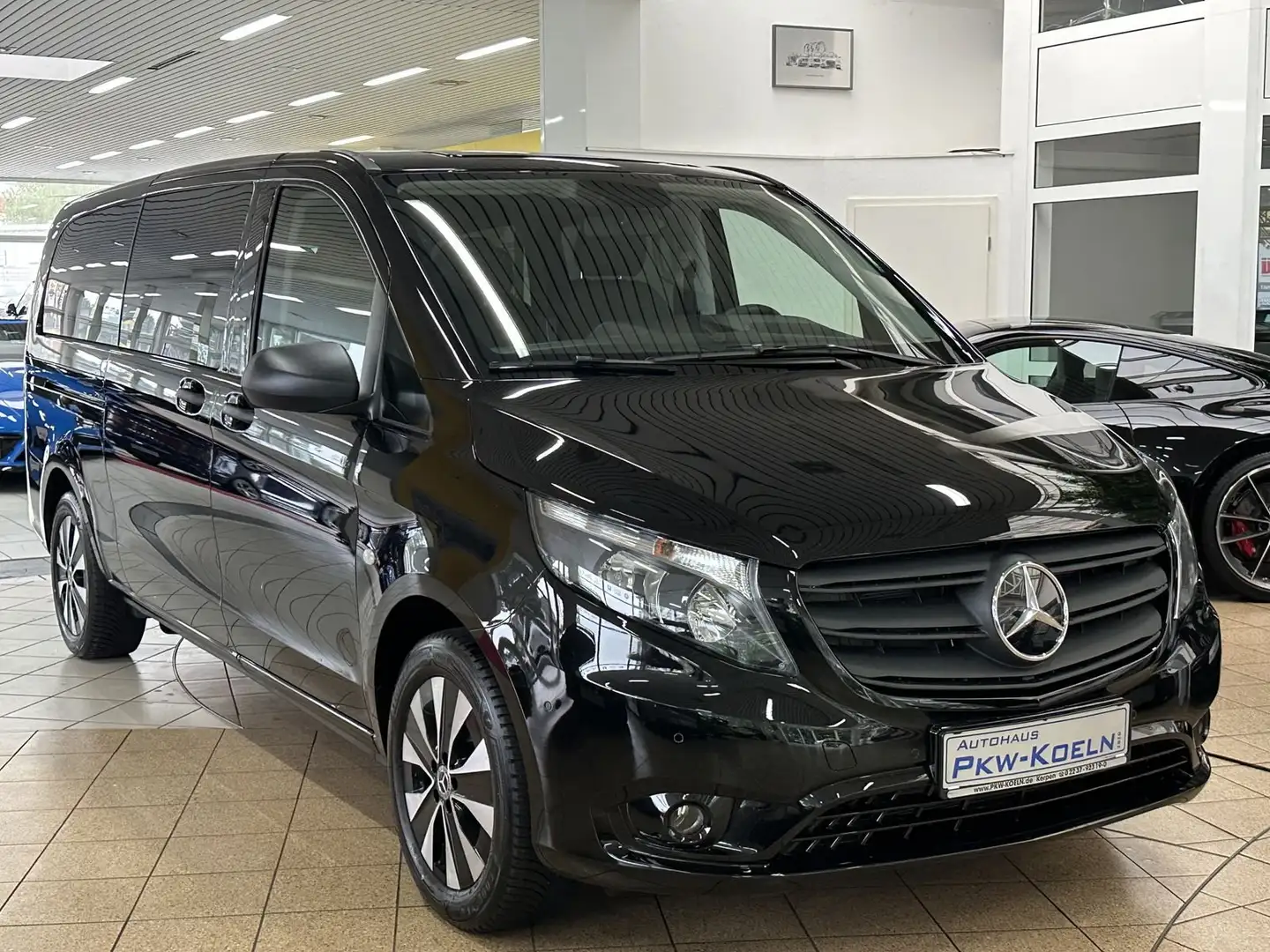 Mercedes-Benz V Extralong 220 d Premium auto Černá - 2