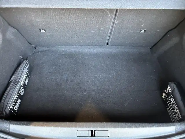 Peugeot 208 view 9