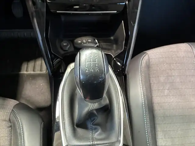Peugeot 208 view 12