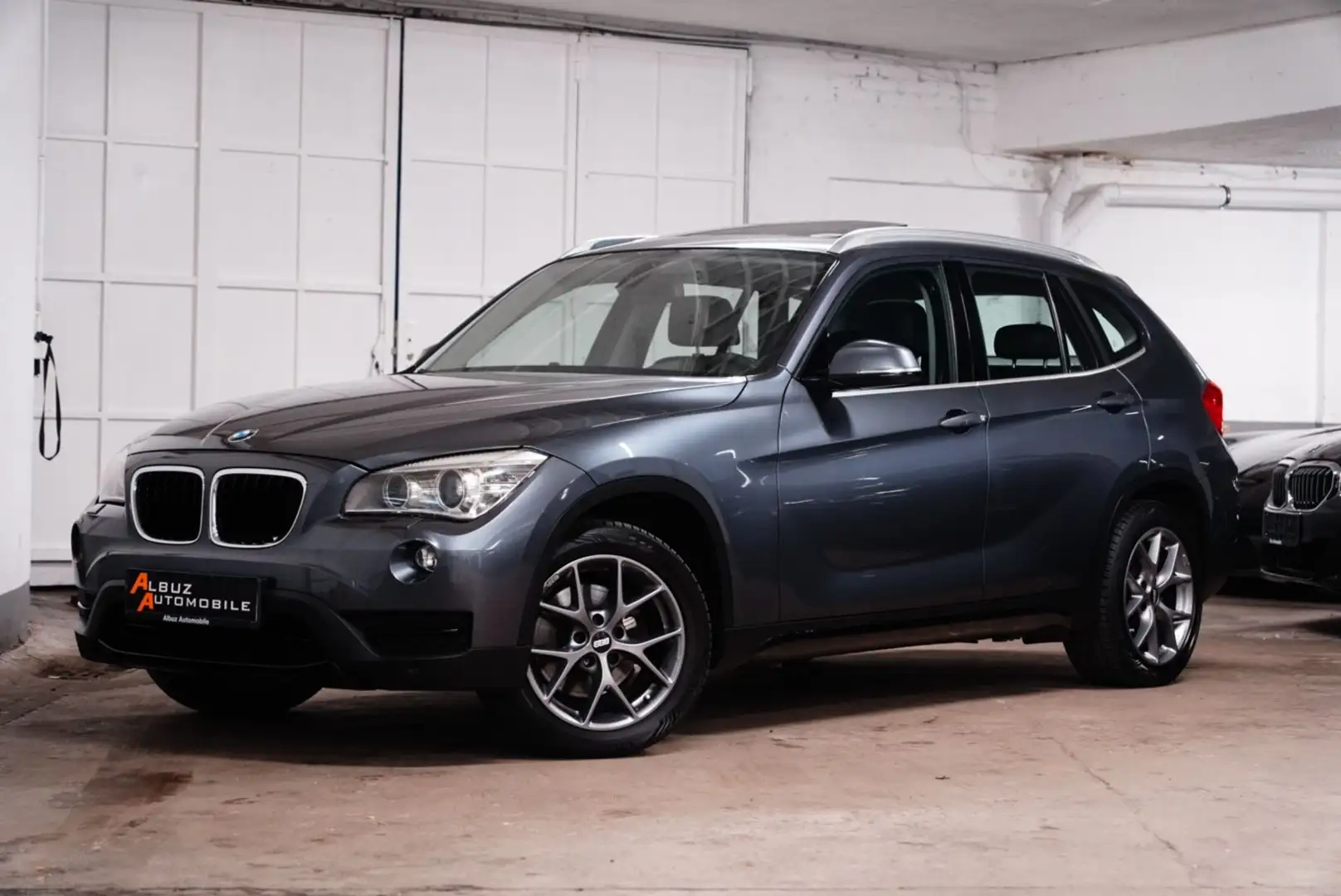 BMW X1 18d xDrive Sport Line Pano*Kamera*AHK*NAVI* Gris - 1