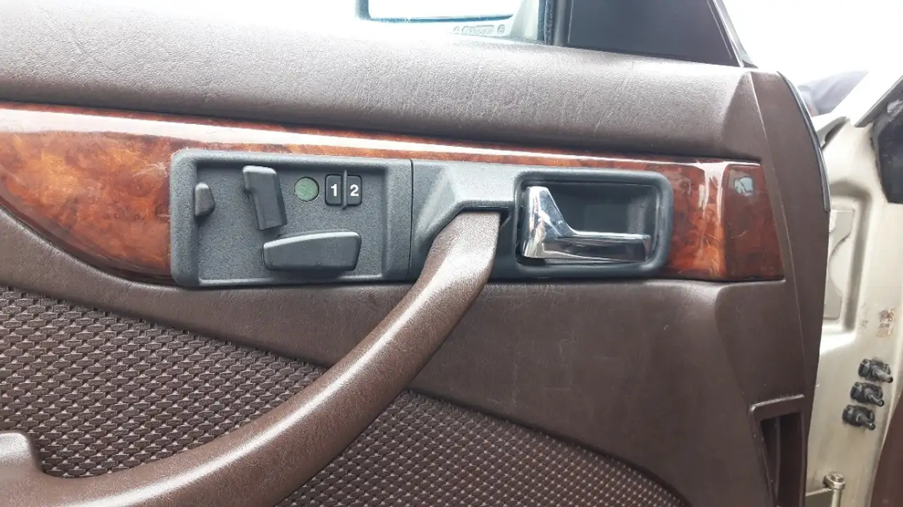 Mercedes-Benz 420 SEC BVA4 218 CH V8, foto 9