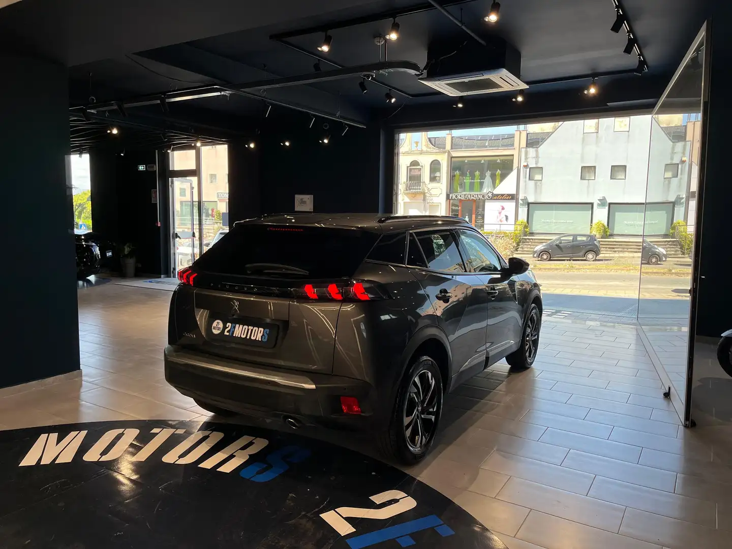 Peugeot 2008 1.5 bluehdi Allure Pack Grau - 2