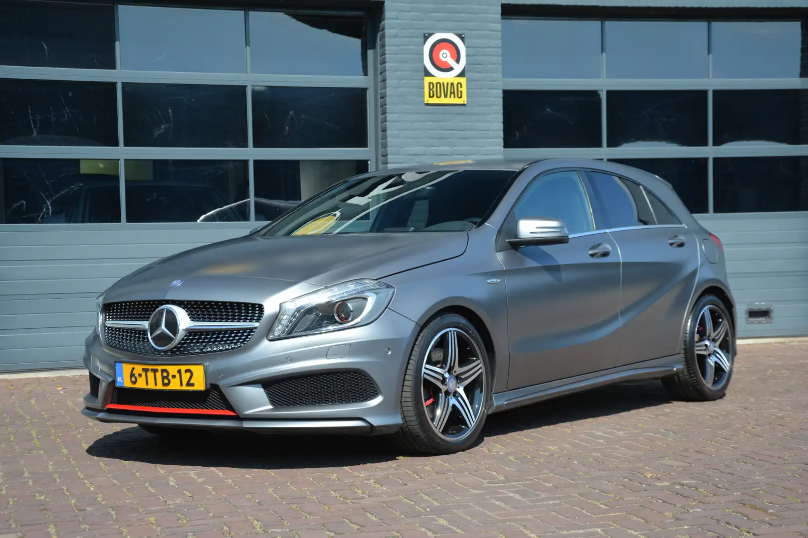 Mercedes-Benz A 250 Sport 4MATIC Ambition AMG Gris - 2