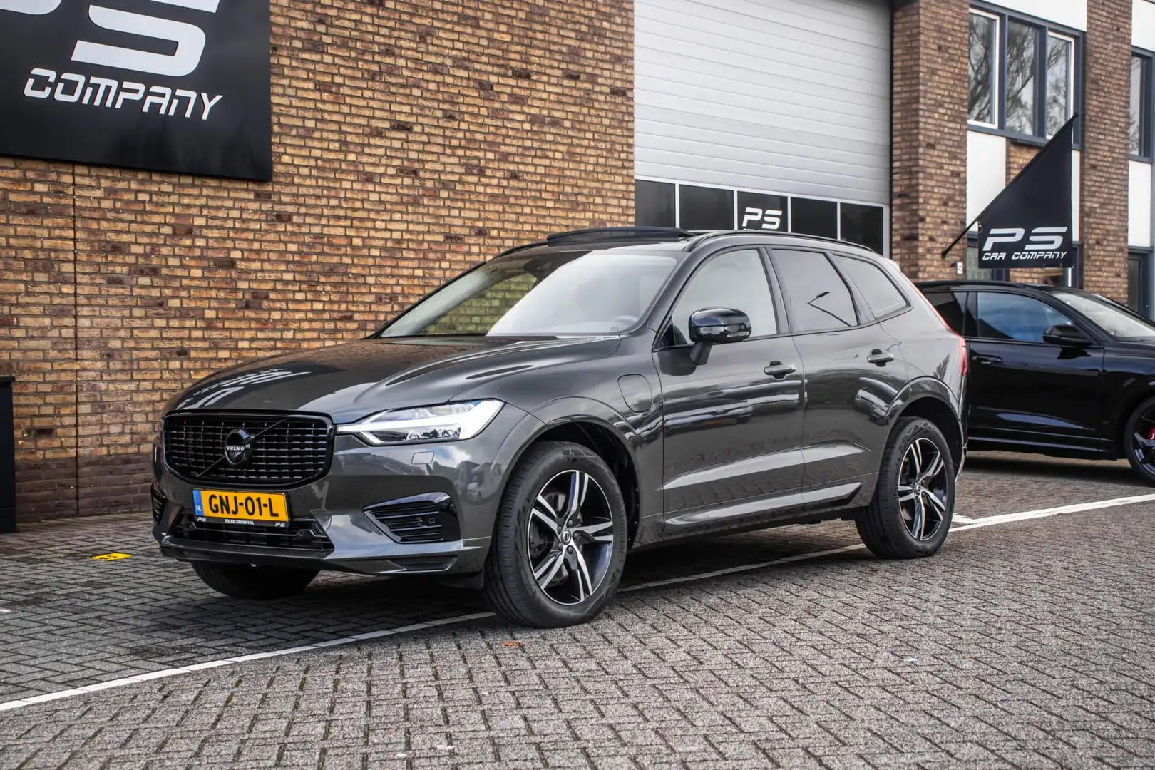 Volvo XC60 2.0 Recharge T6 AWD R-Design, Leder, Pano, H&K Grijs - 2