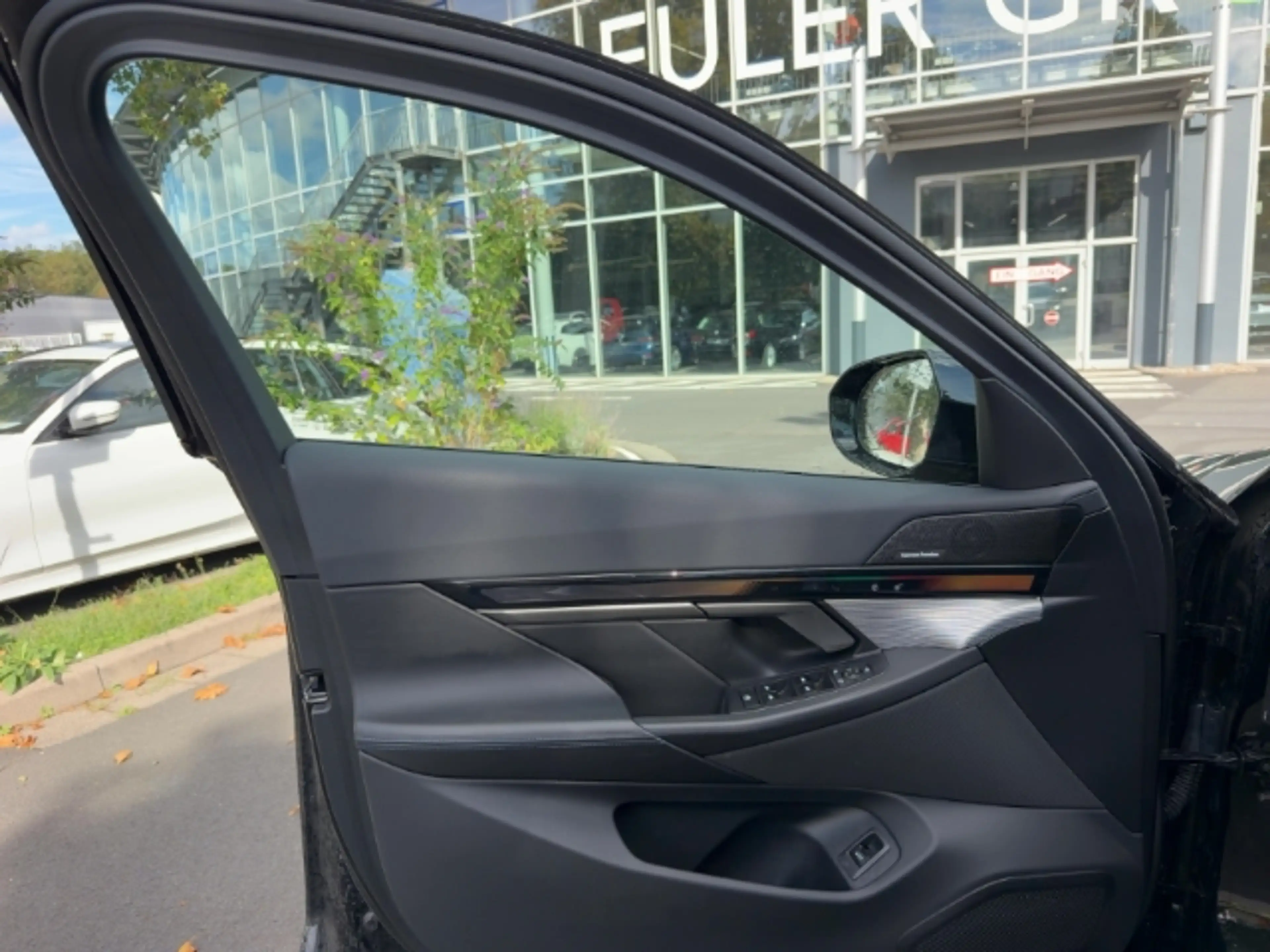 BMW i5 eDrive40 Limousine Sportpaket HUD AHK-klappbar Pan — photo 11