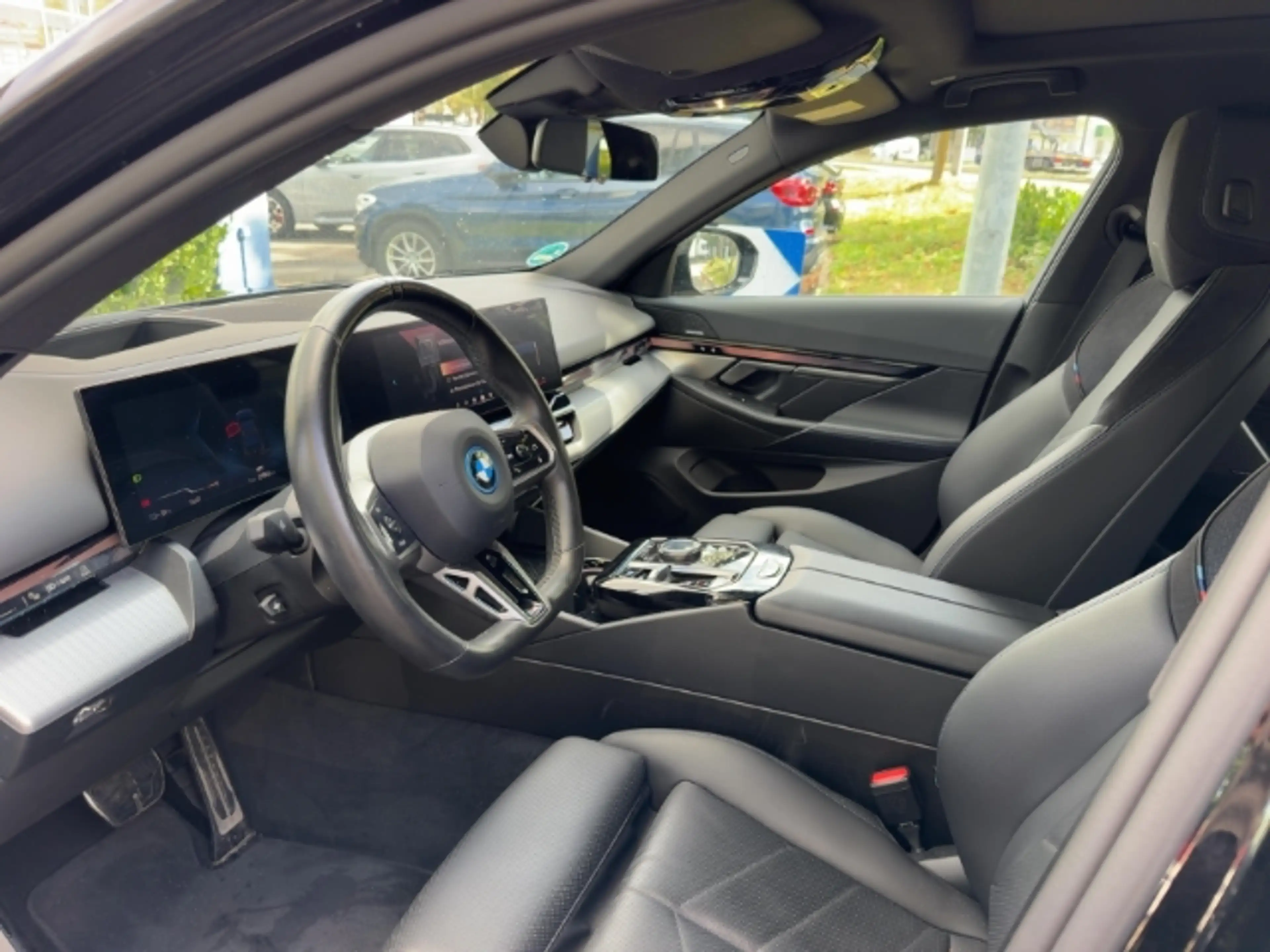 BMW i5 eDrive40 Limousine Sportpaket HUD AHK-klappbar Pan — photo 5