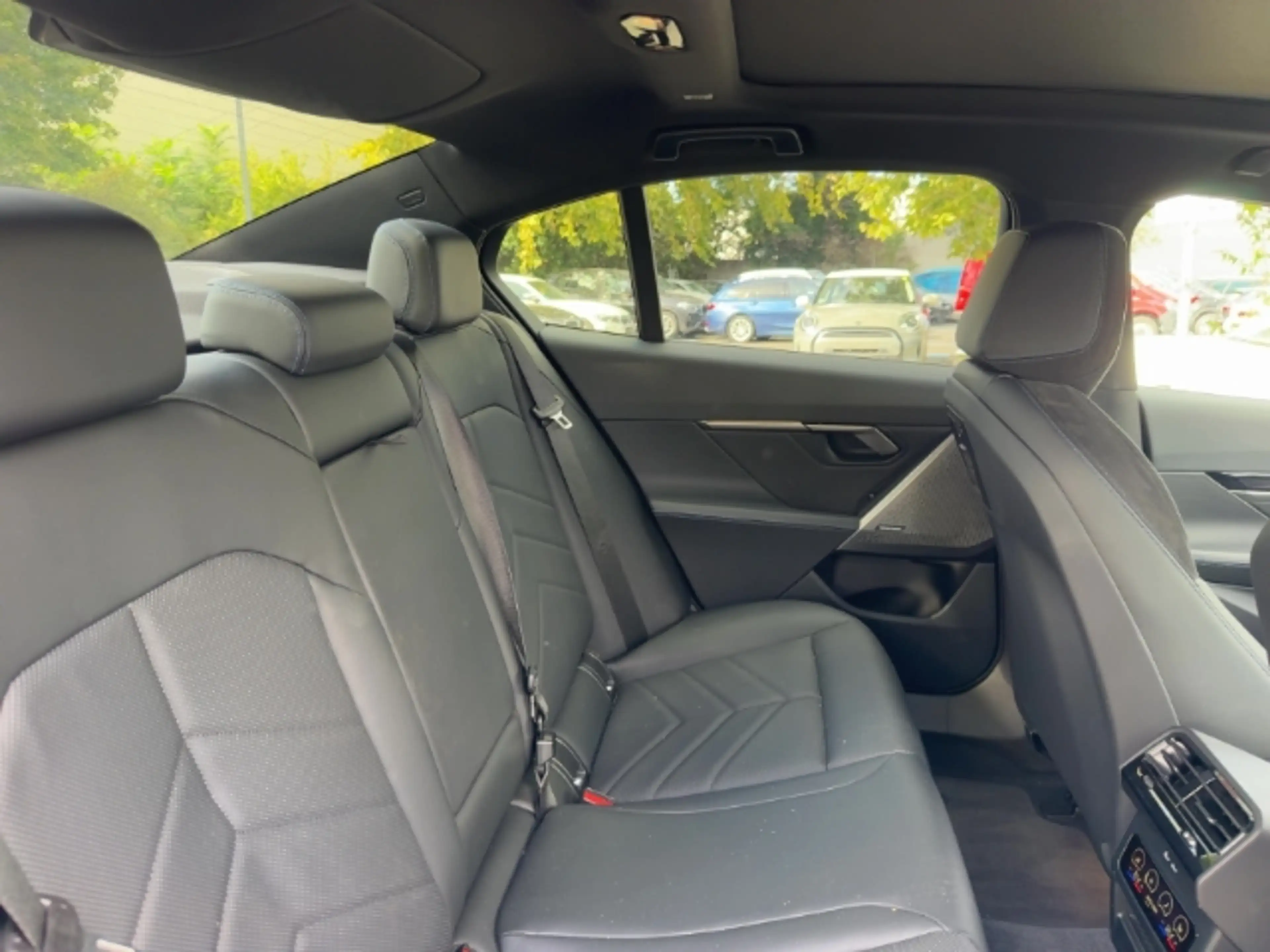 BMW i5 eDrive40 Limousine Sportpaket HUD AHK-klappbar Pan — photo 6