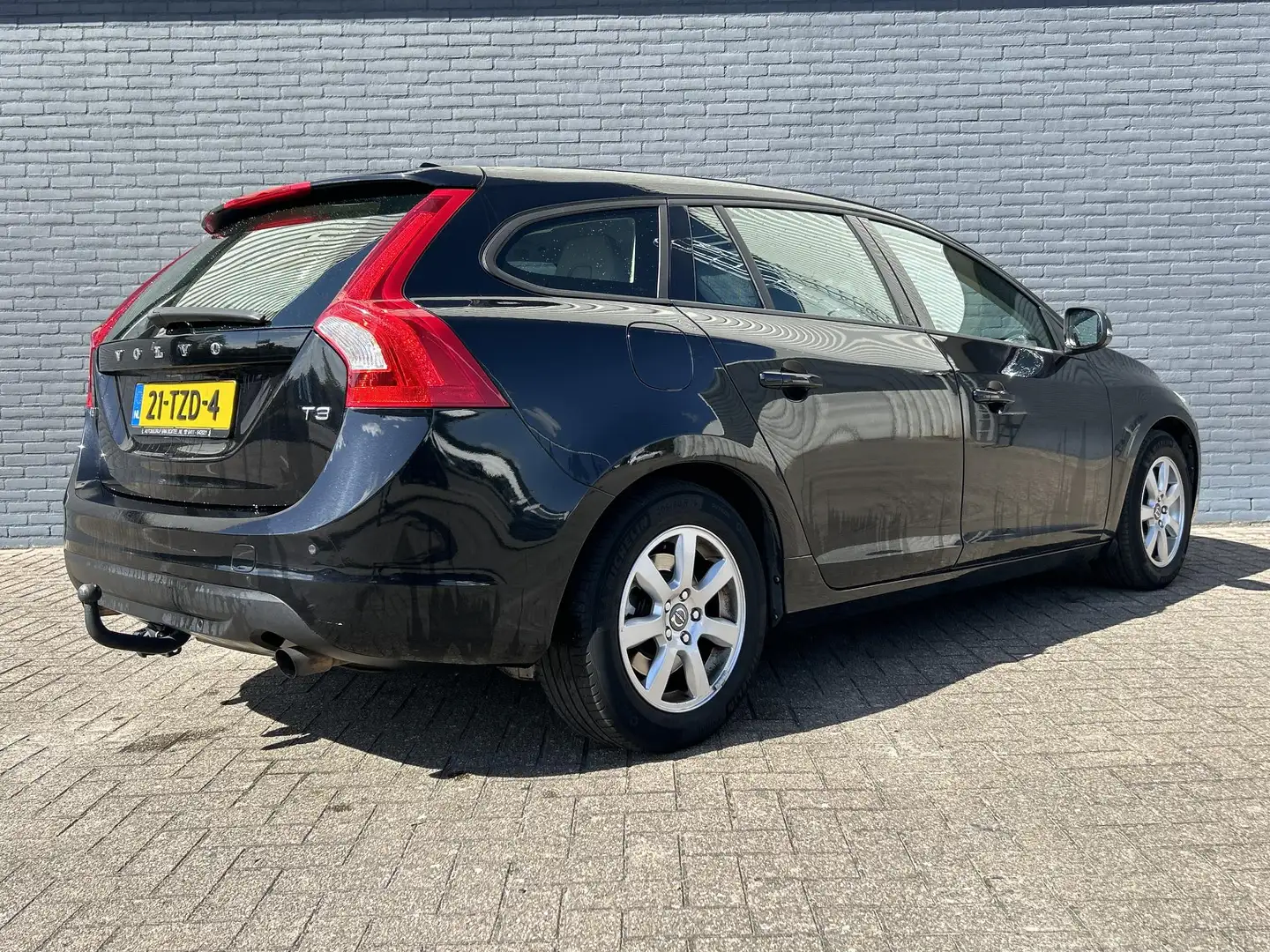 Volvo V60 1.6 T3 Kinetic | Leder | Climate | Cruise | Navi | Zwart - 2