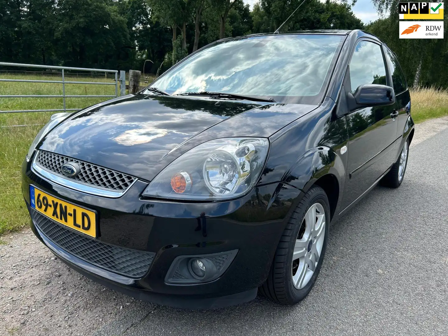 Ford Fiesta 1.3-8V Futura airco zeer mooi en sportief Zwart - 1