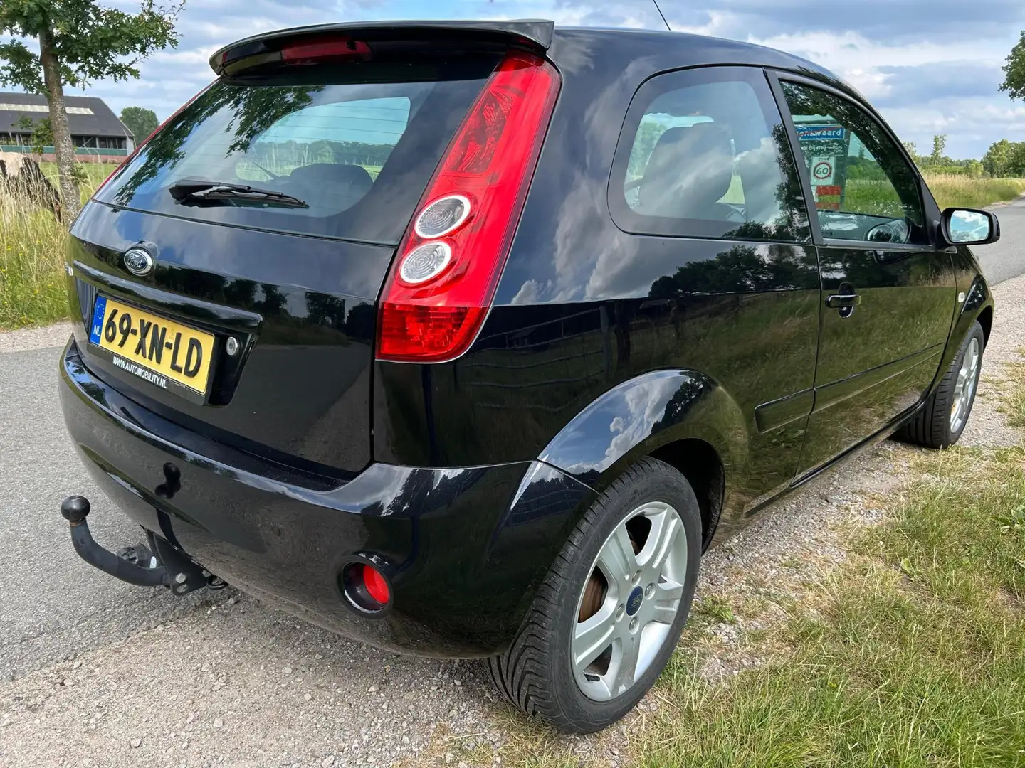 Ford Fiesta 1.3-8V Futura airco zeer mooi en sportief Zwart - 2