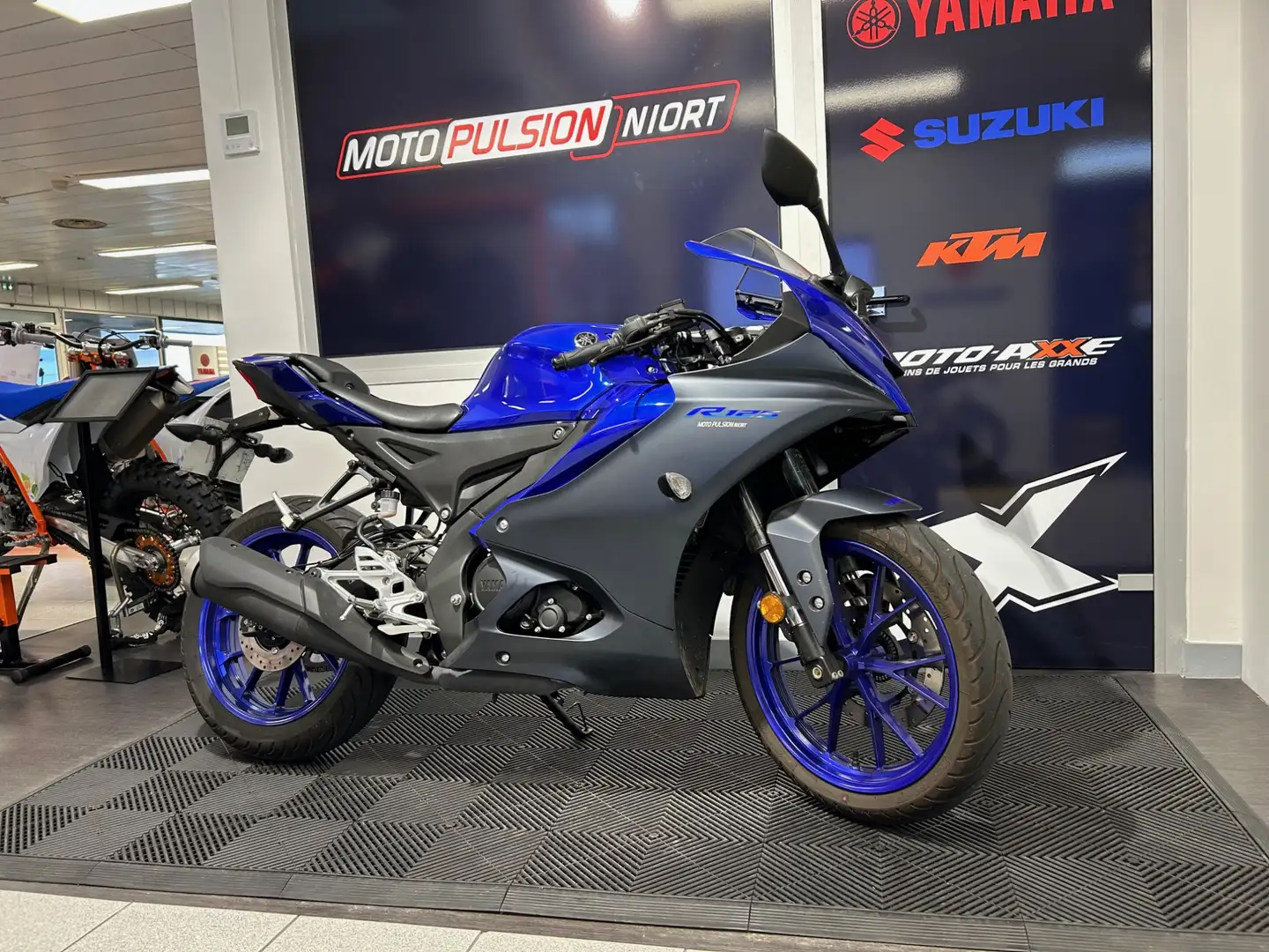 Yamaha YZF-R125 Blau - 1