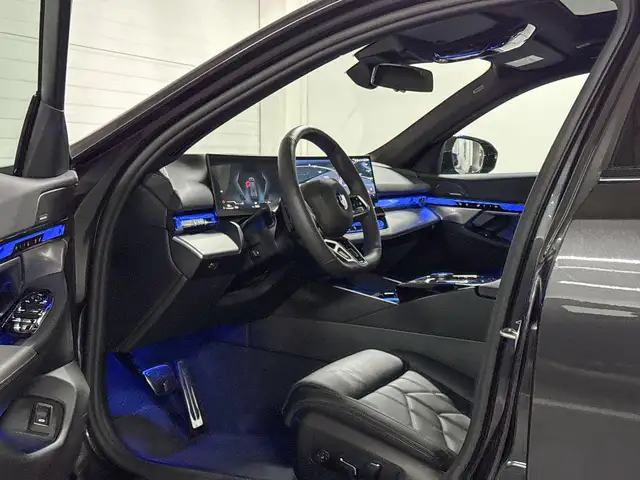 BMW 5 Series view 8