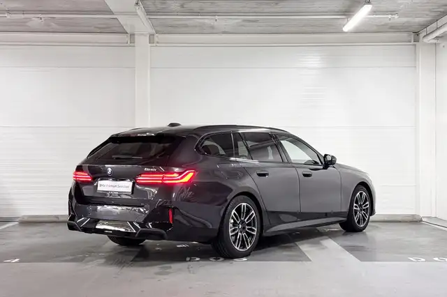 BMW 5 Series view 6