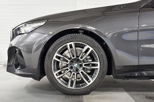 BMW 5 Series view 4