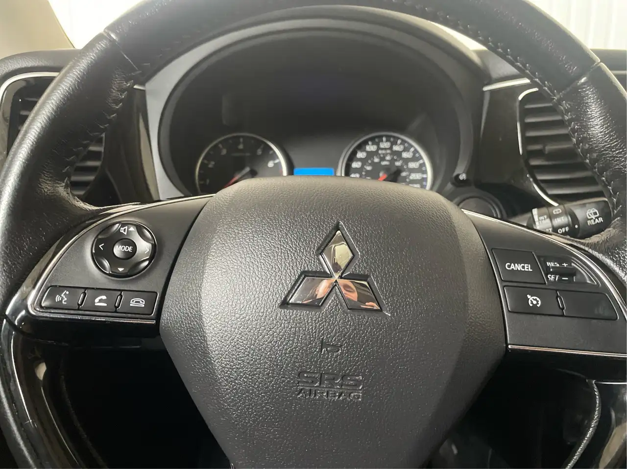 Mitsubishi Outlander снимка Mitsubishi Outlander