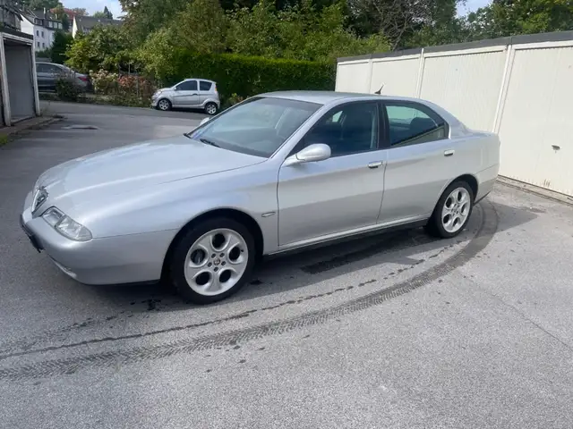 Alfa Romeo 166 2.5 V6 24V Distinctive 2HD leder Alu 17zoll