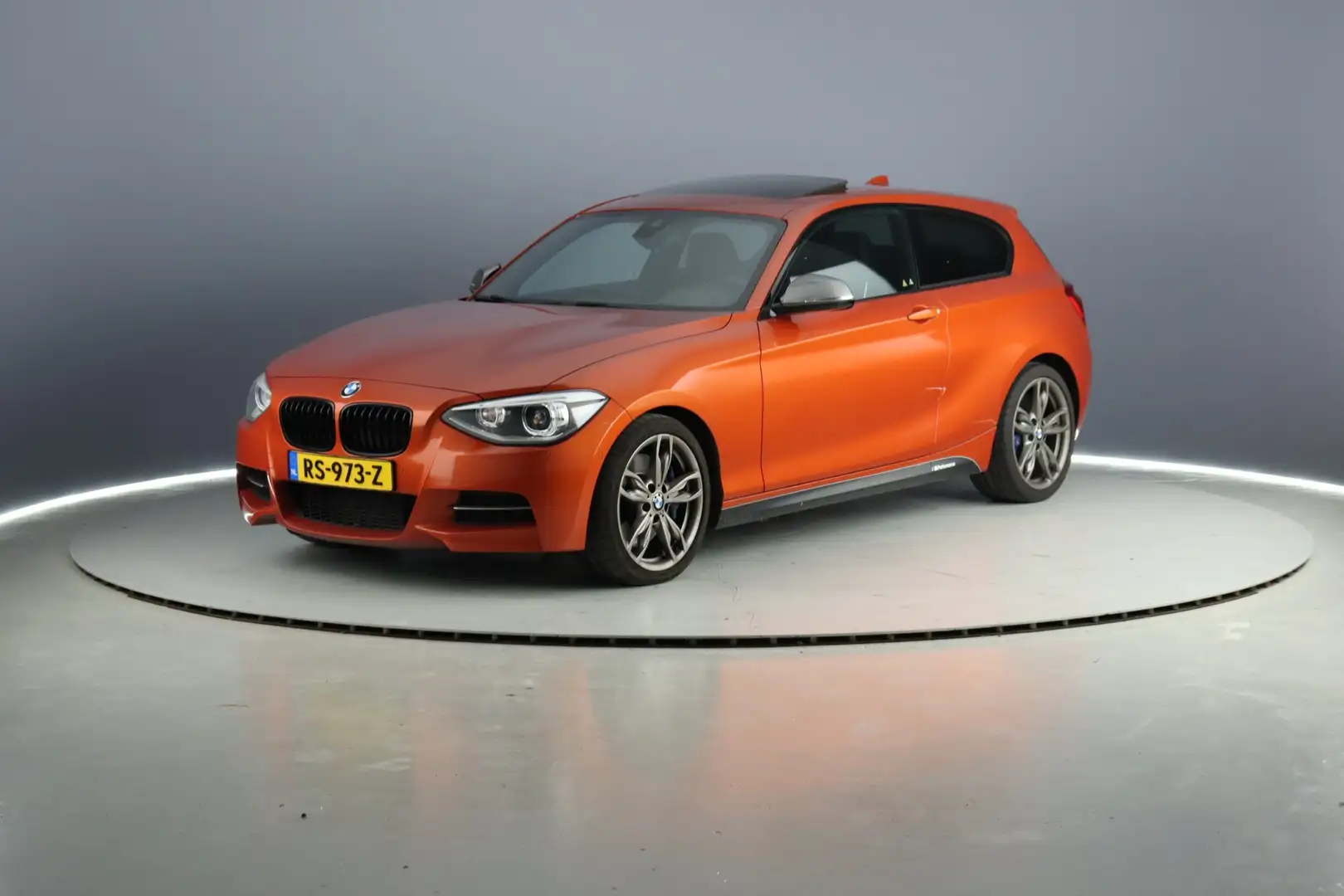BMW 135 M135i xDrive High Executive ZEER UNIEKE AUTO Pomarańczowy - 1