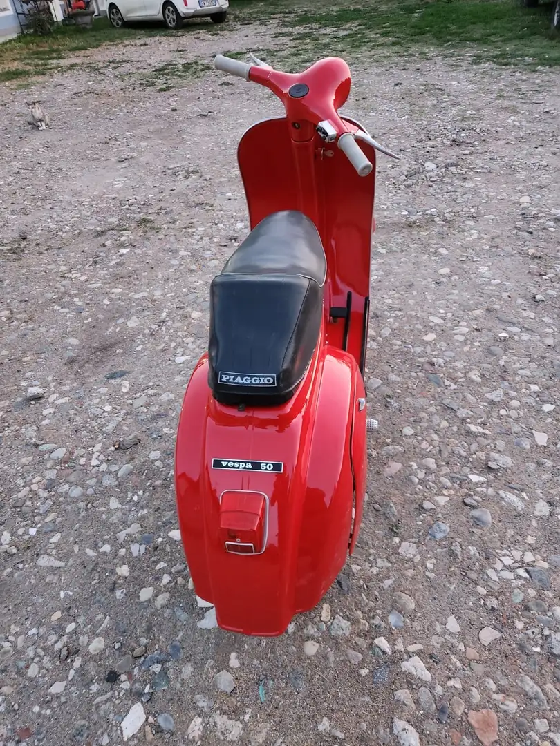 Vespa 50 rossa - 1