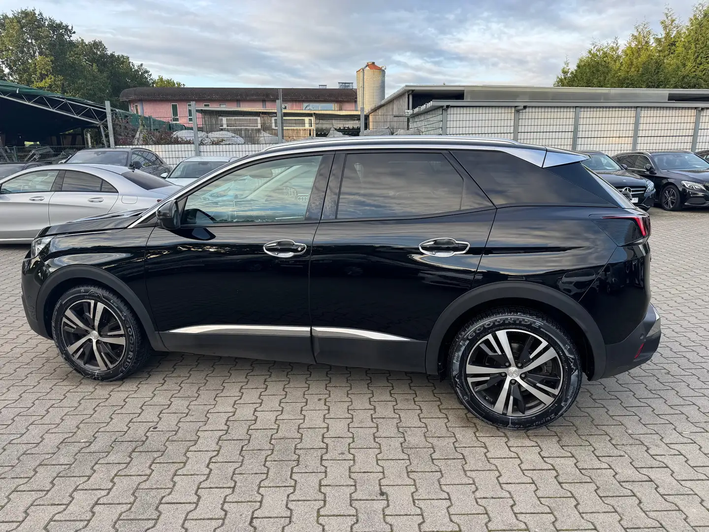 Peugeot 3008 1.5 BLUEHDI Allure Automatik *PDC *NAV *SHZ Noir - 2