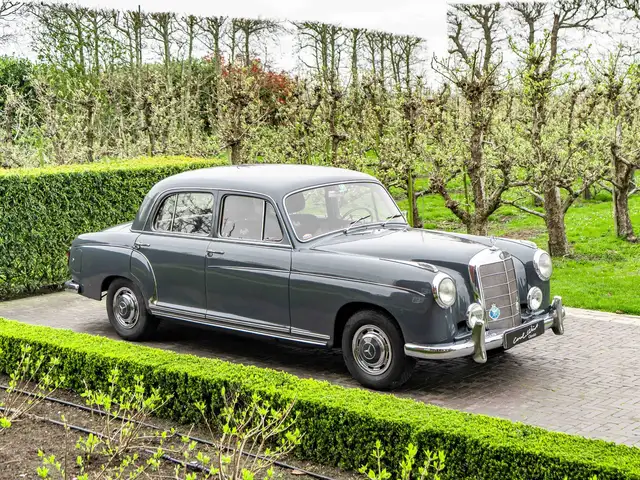 Mercedes-Benz 220 S