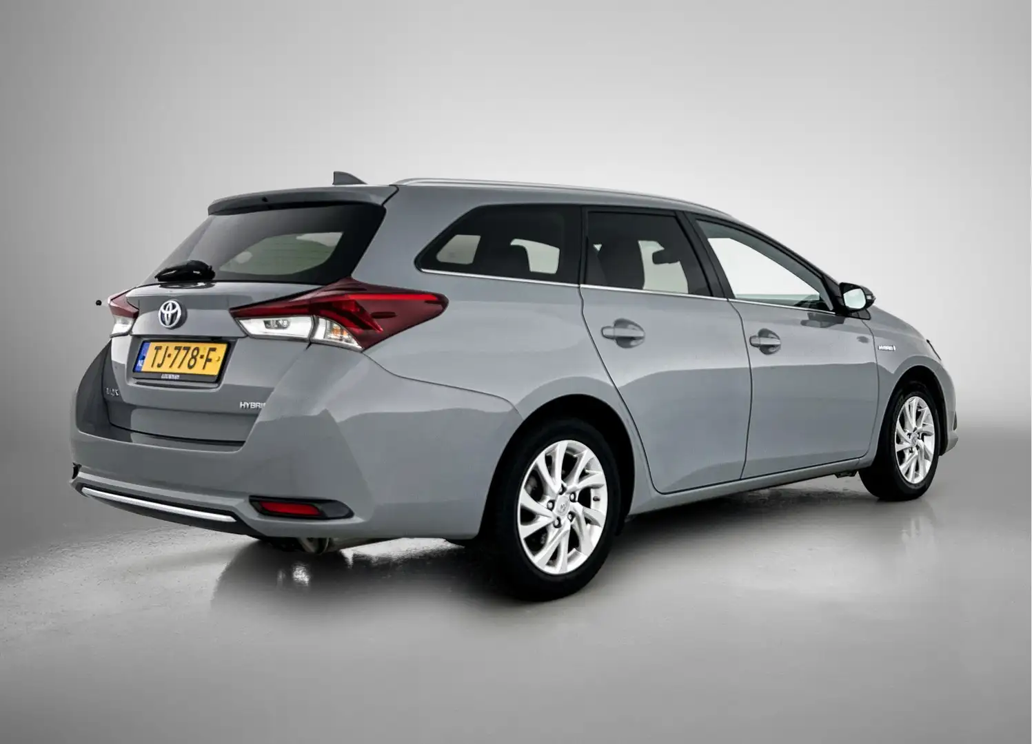 Toyota Auris Touring Sports 1.8 Hybrid Dynamic | Navigatie | Cl Grijs - 2