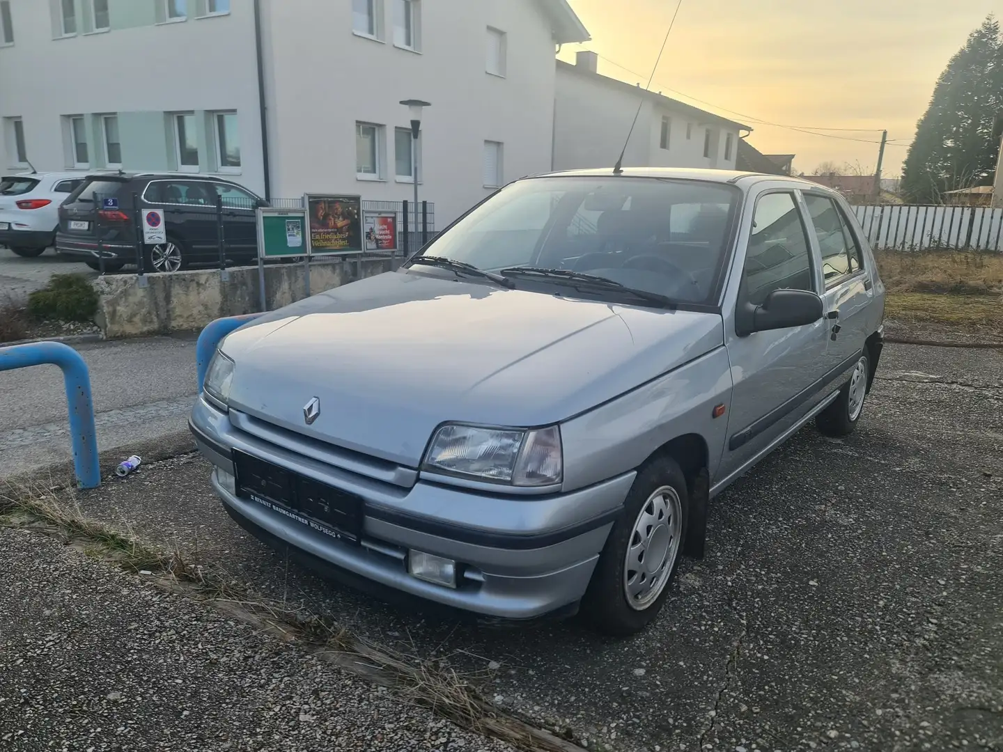 Renault Clio RT 1,4 Aut. Grau - 1