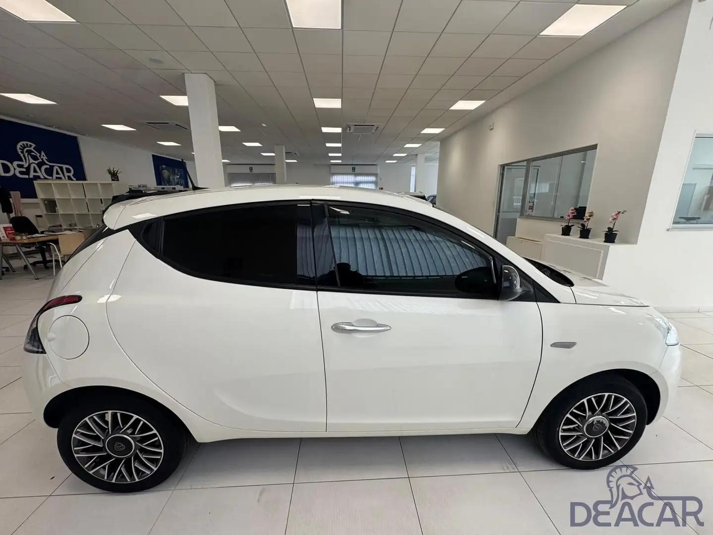 Lancia Ypsilon Ypsilon 1.2 69 CV 5 porte GPL Ecochic GOLD Weiß - 2