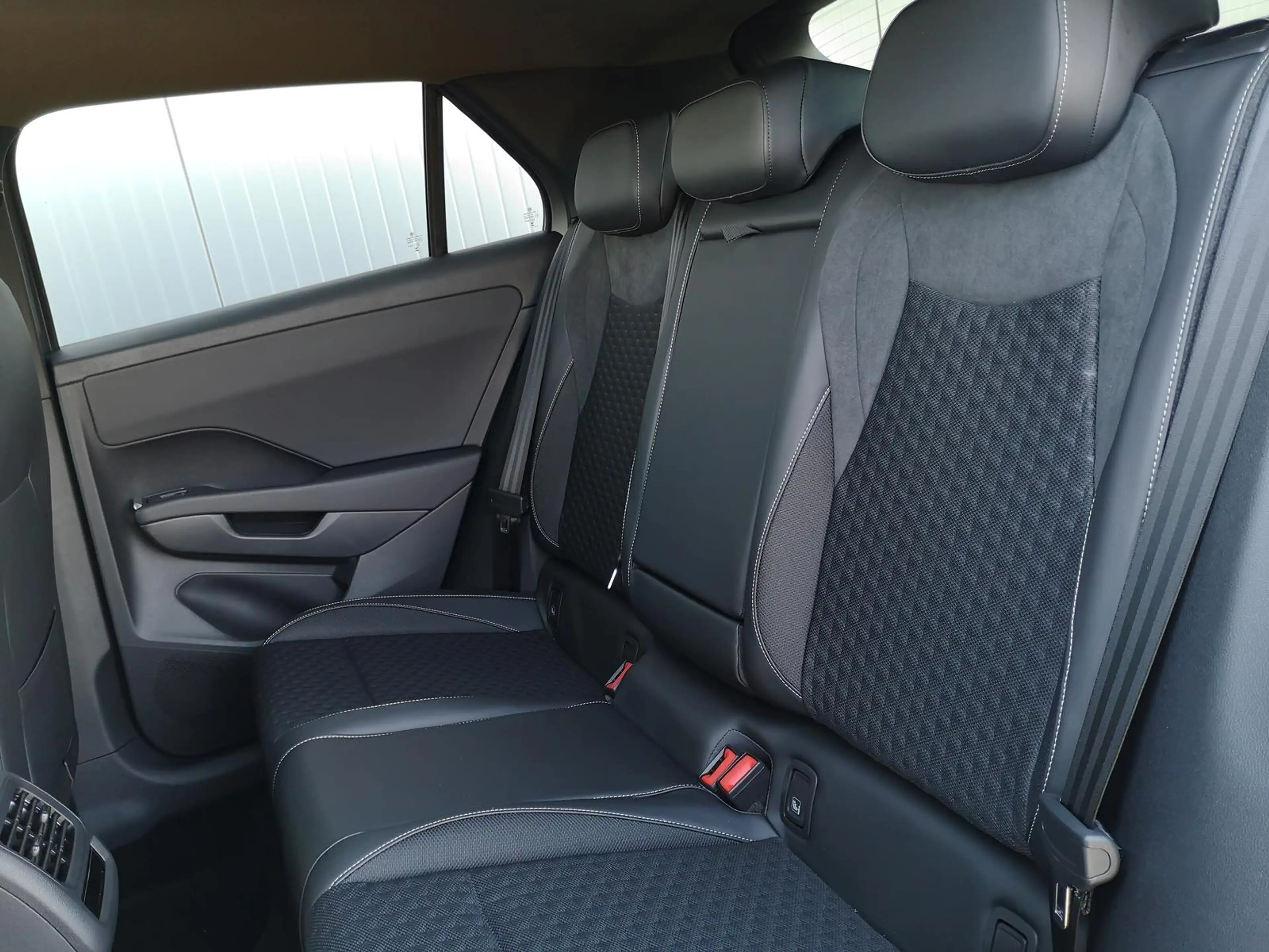 Volkswagen T-Roc 1.5eTSI DSG R-Line AHK ACC el. Hk 18 Zoll — photo 9