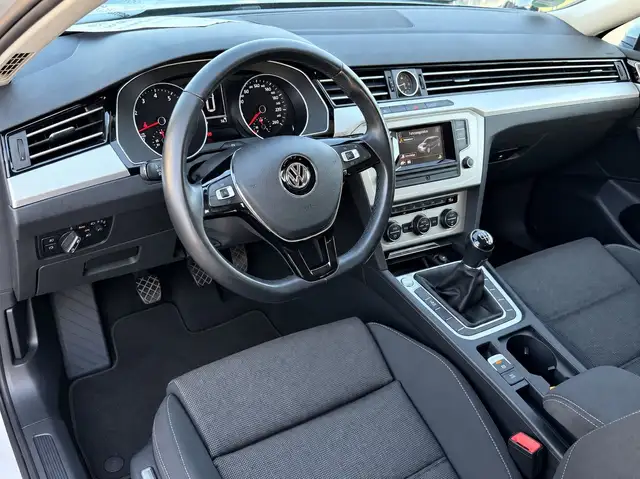 Volkswagen Passat view 9