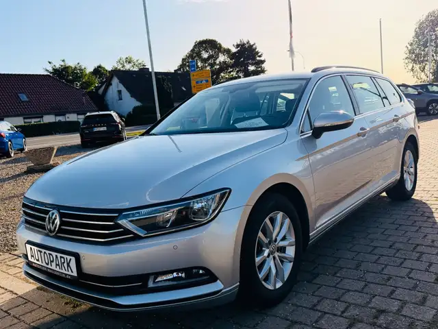 Volkswagen Passat view 3