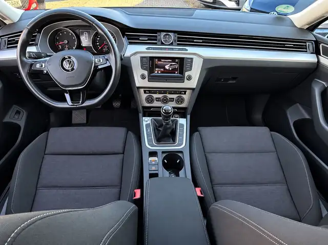 Volkswagen Passat view 10
