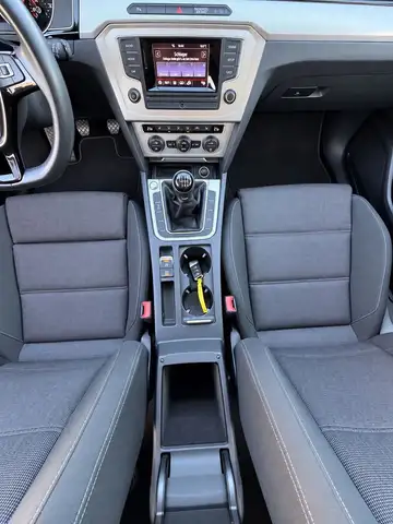 Volkswagen Passat view 15
