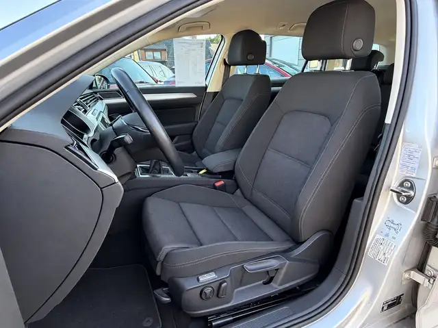 Volkswagen Passat view 8