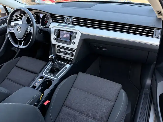 Volkswagen Passat view 11