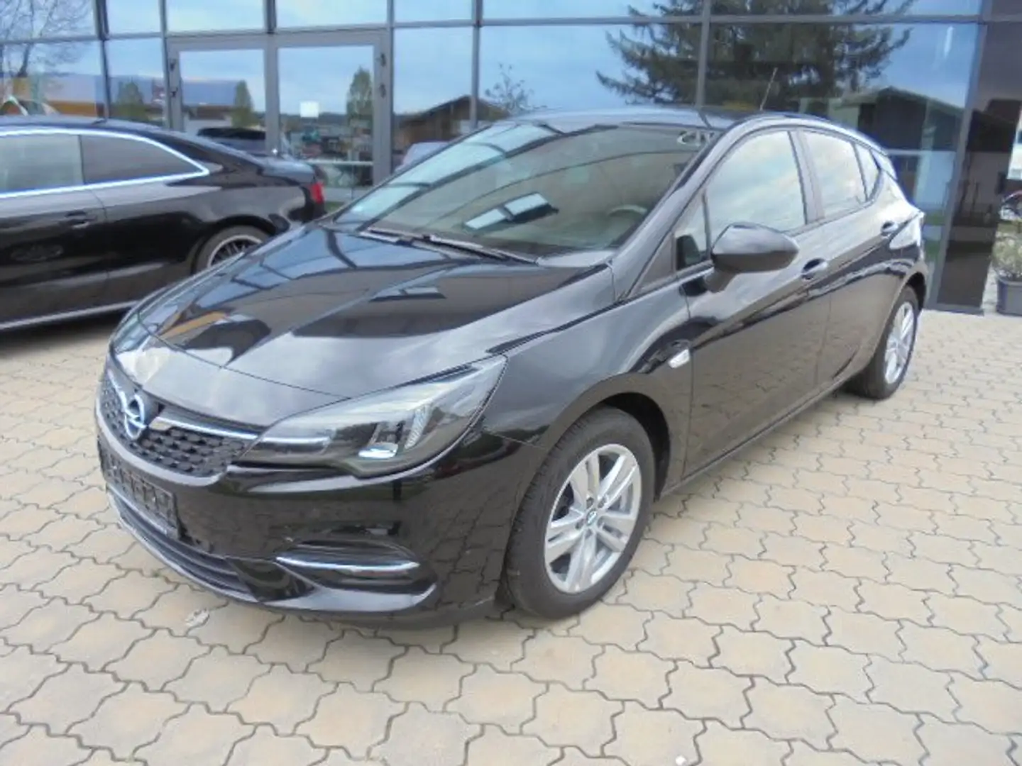Opel Astra Edition Sitzheizung Navi Parkpilot Klimaautomatik Schwarz - 1