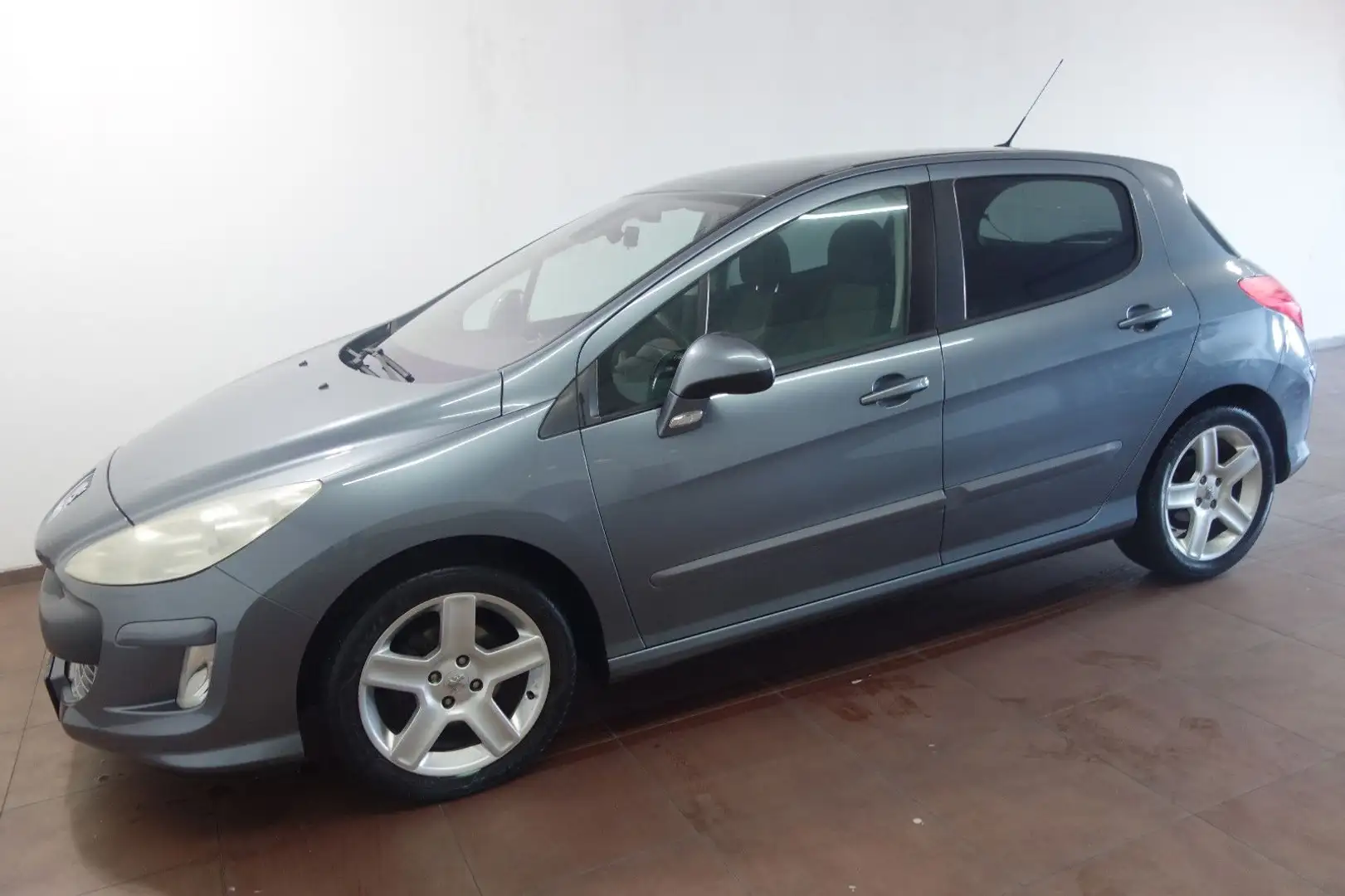 Peugeot 308 120 VTI Sport Klimaaut/17-Zoll/PDC/5-Gang Grau - 2