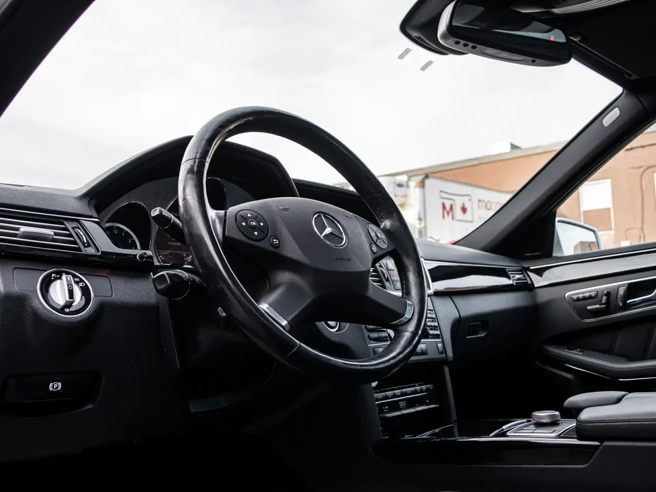 Mercedes-Benz E-Class снимка Mercedes-Benz E-Class