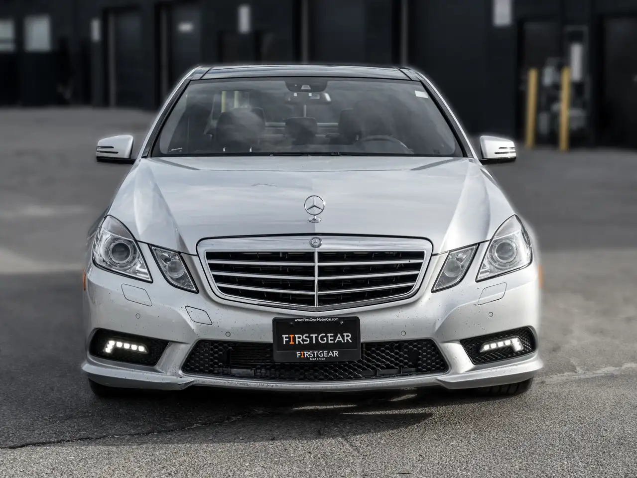 Mercedes-Benz E-Class снимка Mercedes-Benz E-Class